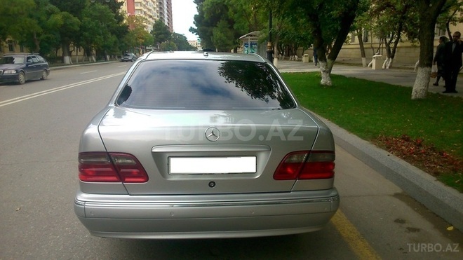 Mercedes E 220 2001, 135,000 km - 2.2 l - Sumqayıt