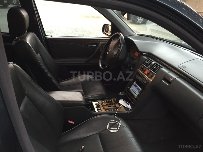 Mercedes E 320 1999, 118,000 km - 3.2 l - Bakı