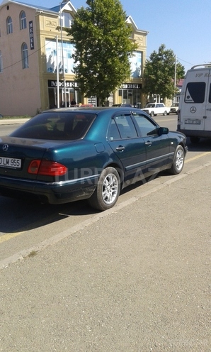 Mercedes E 220 1998, 647,560 km - 2.2 l - Qazax