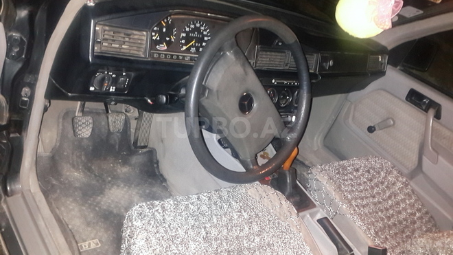 Mercedes 190 1990, 220,789 km - 2.0 l - Quba