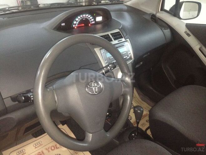 Toyota Yaris 2010, 180,000 km - 1.3 л - Bakı