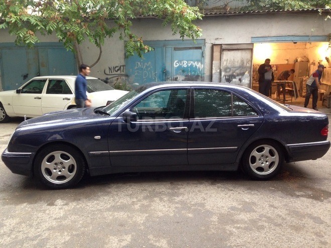 Mercedes E 240 1999, 210,000 km - 2.4 л - Bakı