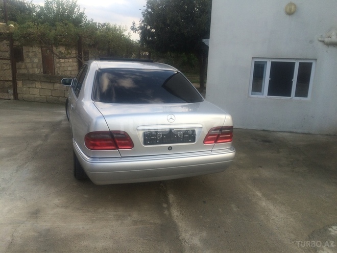 Mercedes E 240 1999, 270,000 km - 2.4 l - Sumqayıt