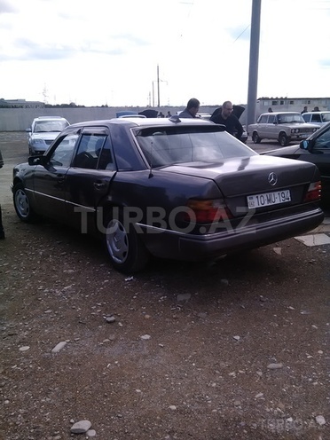 Mercedes E 220 1991, 581,000 km - 0.3 l - Sumqayıt