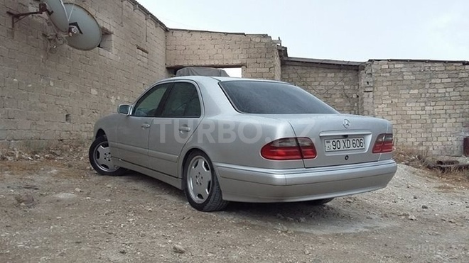 Mercedes E 220 2001, 330,003 km - 2.2 l - Bakı