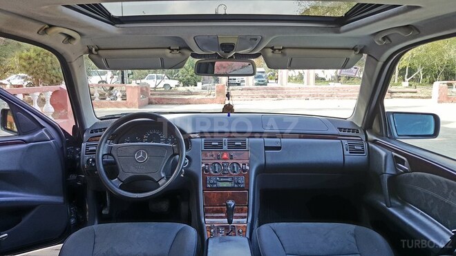Mercedes E 240 1999, 259,000 km - 2.4 l - Bakı