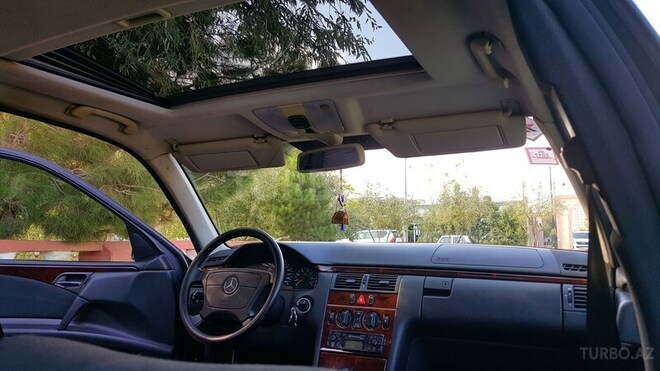 Mercedes E 240 1999, 259,000 km - 2.4 l - Bakı
