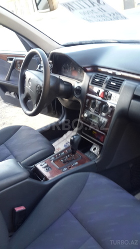 Mercedes E 220 2000, 32,000 km - 2.2 л - Bakı