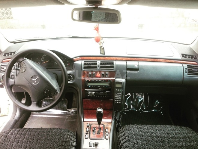 Mercedes E 220 2000, 311,000 km - 2.2 l - Quba