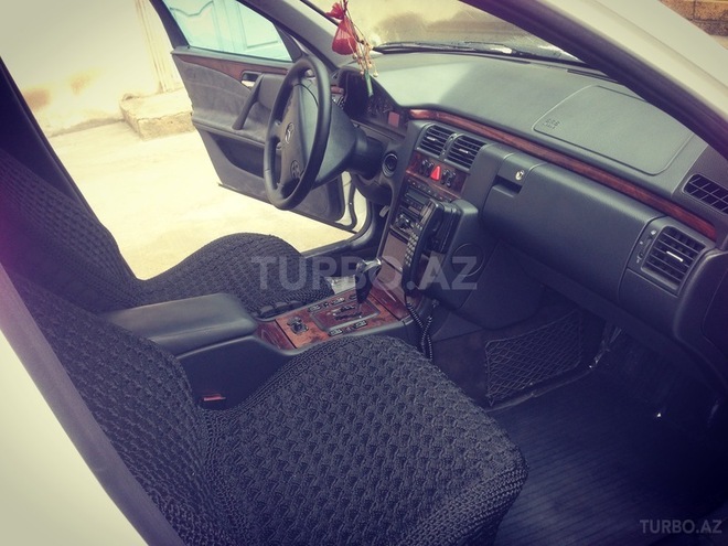 Mercedes E 220 2000, 311,000 km - 2.2 l - Quba