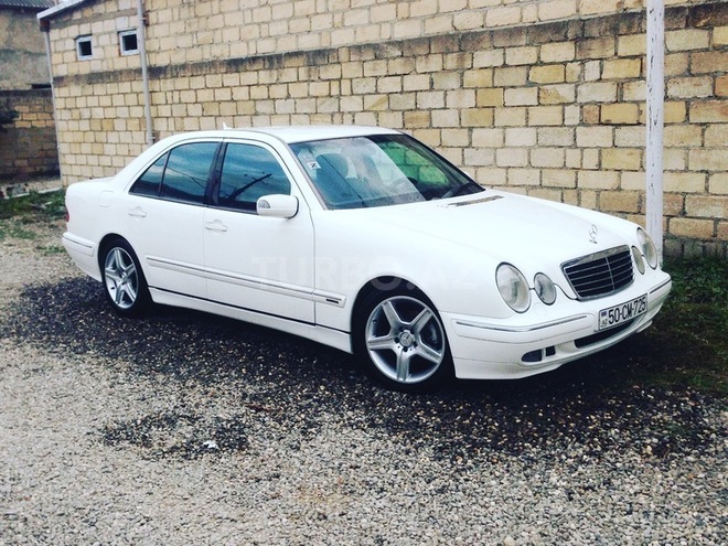 Mercedes E 220 2000, 311,000 km - 2.2 l - Quba
