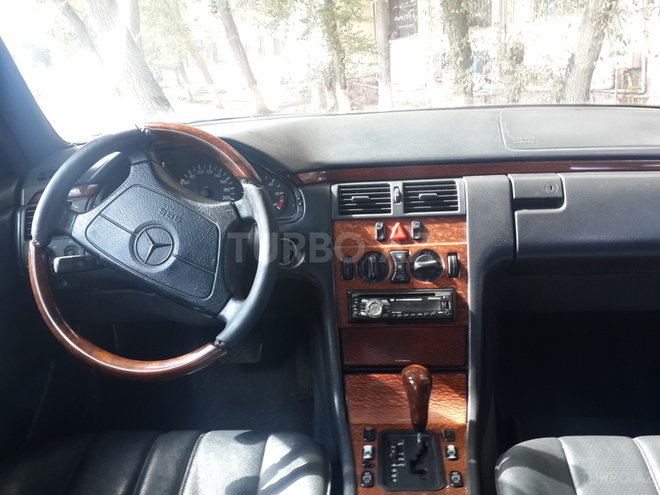 Mercedes E 220 1998, 150,000 km - 2.2 l - Sumqayıt