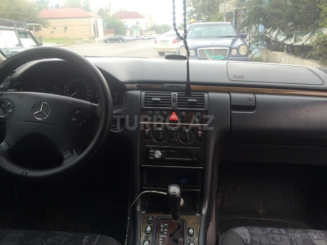Mercedes E 220 1998, 226,665 km - 2.2 l - Bakı