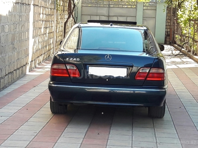 Mercedes E 240 2001, 163,253 km - 2.4 л - Yevlax