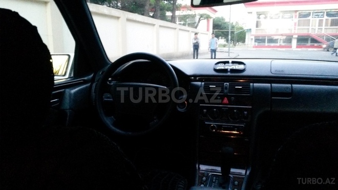 Mercedes E 240 1997, 318,000 km - 2.4 l - Bakı