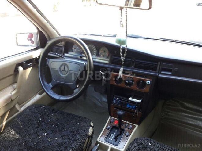 Mercedes 190 1993, 250,000 km - 2.6 л - Sumqayıt