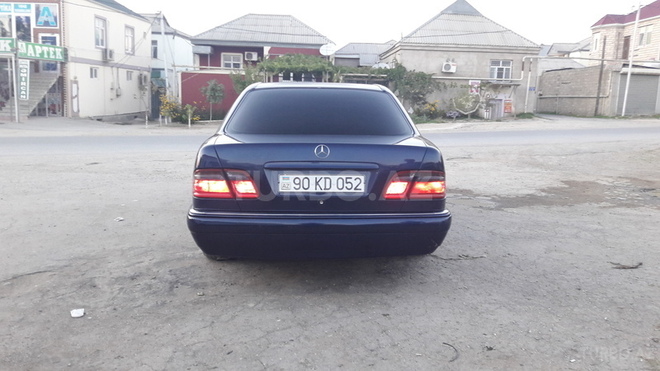 Mercedes E 240 1999, 290,000 km - 2.4 l - Bakı