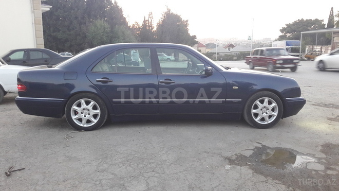 Mercedes E 240 1999, 290,000 km - 2.4 l - Bakı