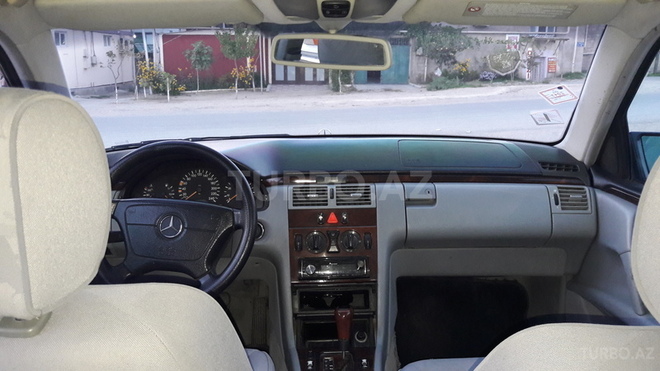 Mercedes E 240 1999, 290,000 km - 2.4 l - Bakı