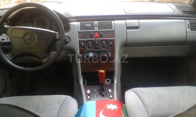 Mercedes E 220 1997, 250,000 km - 2.2 л - Sumqayıt