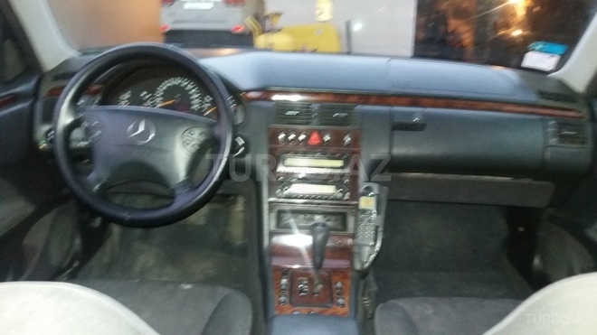 Mercedes E 240 1999, 220,000 km - 2.4 l - Sumqayıt