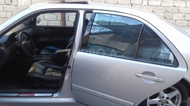 Mercedes E 240 2001, 200,000 km - 2.6 л - Bakı
