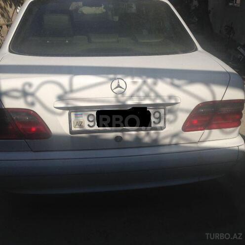 Mercedes E 220 2001, 293,000 km - 2.2 l - Bakı