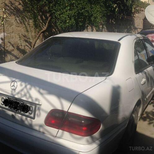 Mercedes E 220 2001, 293,000 km - 2.2 l - Bakı