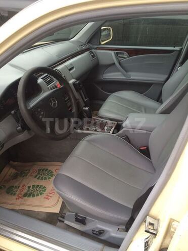 Mercedes E 220 2001, 285,000 km - 2.2 l - Bakı