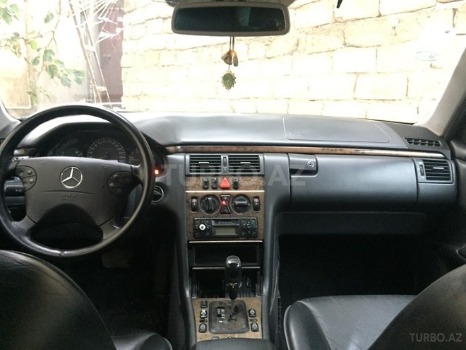 Mercedes E 270 2001, 25,555 km - 2.7 l - Bakı