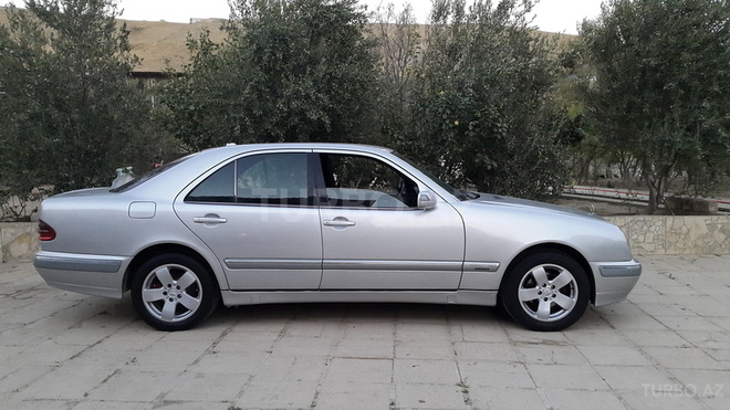 Mercedes E 220 2001, 295,000 km - 2.2 l - Bakı