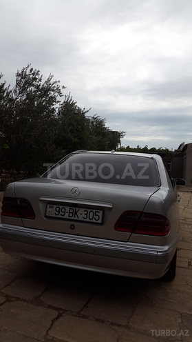 Mercedes E 220 2001, 295,000 km - 2.2 l - Bakı