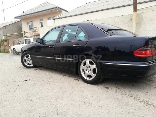 Mercedes E 220 2001, 257,000 km - 2.2 l - Bakı