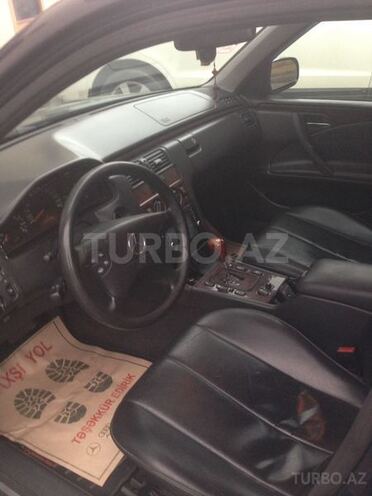 Mercedes E 220 2001, 292,000 km - 2.2 l - Bakı