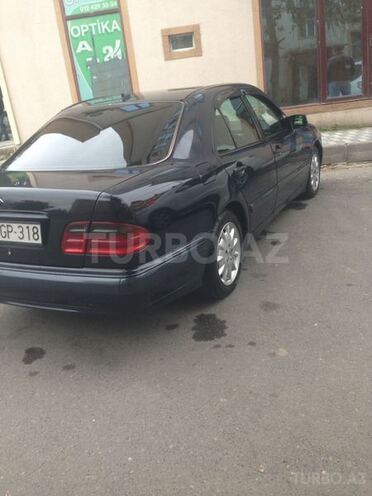 Mercedes E 220 2001, 292,000 km - 2.2 l - Bakı