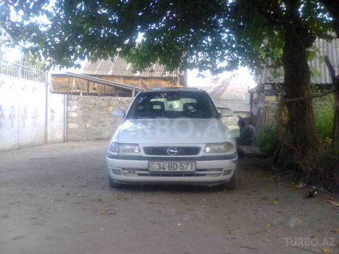 Opel Astra 1996, 367,000 km - 1.6 л - Qax
