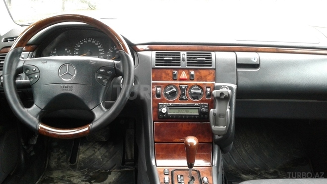 Mercedes E 240 2000, 195,000 km - 2.4 л - Tovuz