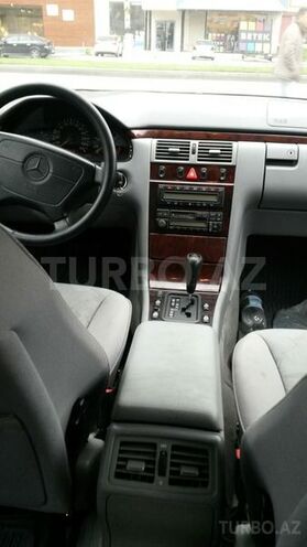 Mercedes E 240 1997, 20,010 km - 2.4 l - Bakı