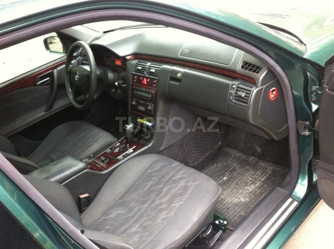 Mercedes E 220 2001, 356,000 km - 2.2 l - Sumqayıt