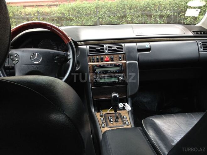 Mercedes E 320 2002, 208,000 km - 3.2 l - Bakı