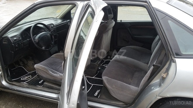 Opel Vectra 1995, 215,000 km - 2.0 l - Bakı