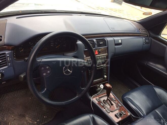 Mercedes E 220 2001, 174,520 km - 2.2 l - Bakı