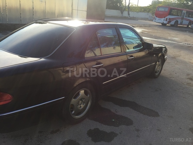 Mercedes E 220 1999, 287,903 km - 1.9 l - Bakı