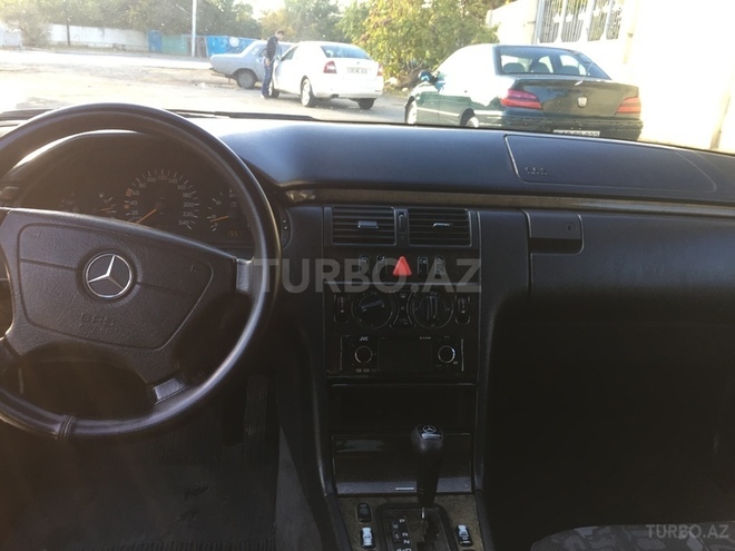 Mercedes E 220 1999, 287,903 km - 1.9 l - Bakı
