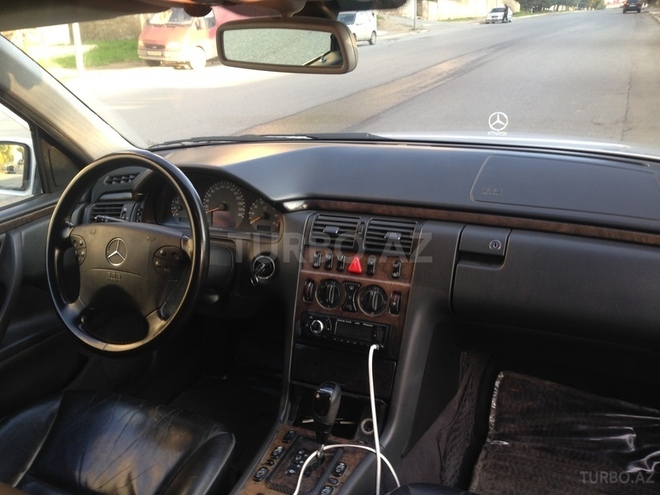Mercedes E 320 2000, 298,200 km - 3.2 л - Bakı