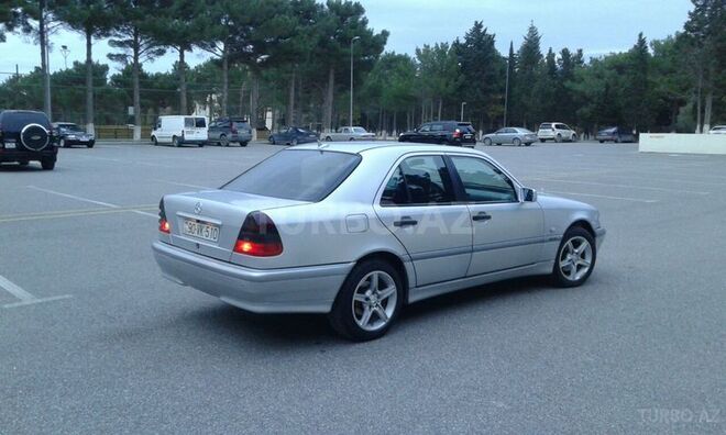 Mercedes C 220 1999, 215,000 km - 2.2 l - Sumqayıt