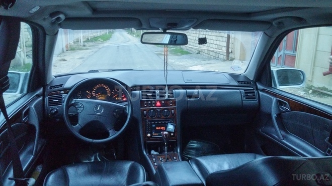 Mercedes E 270 2001, 272,000 km - 2.7 l - Bakı