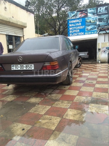 Mercedes E 260 1992, 320,000 km - 2.6 l - Bakı