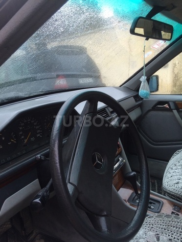 Mercedes E 260 1992, 320,000 km - 2.6 l - Bakı