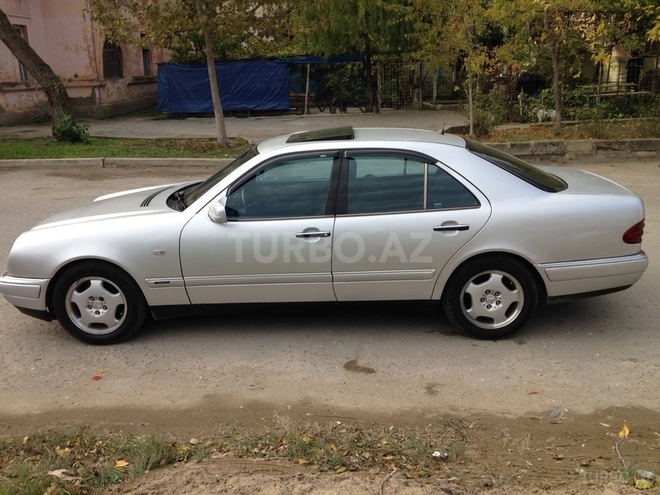 Mercedes E 220 1999, 298,000 km - 2.2 л - Bakı
